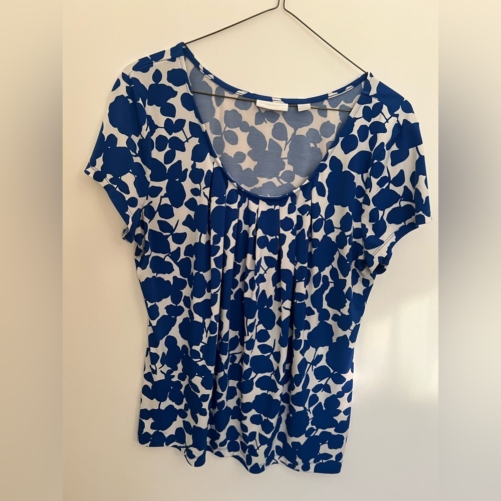 NEW YORK & COMPANY SIZE  LARGE 
Blue Floral Women's Top